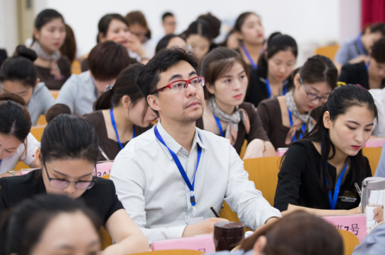 首期销售顾问班学员认真学习专业课程